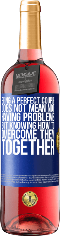 29,95 € 免费送货 | 桃红葡萄酒 ROSÉ版 成为一对完美伴侣并不意味着没有问题，而是知道如何一起克服问题 蓝色标签. 可自定义的标签 青年酒 收成 2025 Tempranillo