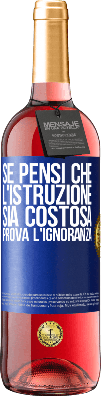 29,95 € Spedizione Gratuita | Vino rosato Edizione ROSÉ Se pensi che l'istruzione sia costosa, prova l'ignoranza Etichetta Blu. Etichetta personalizzabile Vino giovane Raccogliere 2025 Tempranillo