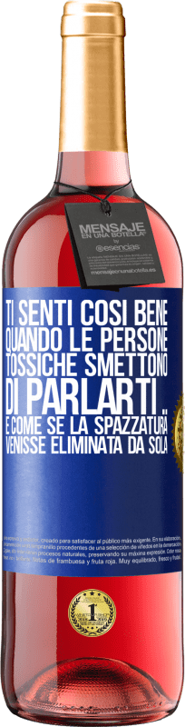 29,95 € Spedizione Gratuita | Vino rosato Edizione ROSÉ Ti senti così bene quando le persone tossiche smettono di parlarti ... È come se la spazzatura venisse eliminata da sola Etichetta Blu. Etichetta personalizzabile Vino giovane Raccogliere 2025 Tempranillo