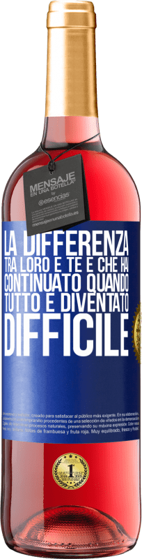 Spedizione Gratuita | Vino rosato Edizione ROSÉ La differenza tra loro e te è che hai continuato quando tutto è diventato difficile Etichetta Blu. Etichetta personalizzabile Vino giovane Raccogliere 2023 Tempranillo