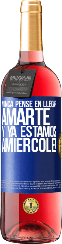 Envio grátis | Vinho rosé Edição ROSÉ Eu nunca pensei em te amar. E já somos Amiércole! Etiqueta Azul. Etiqueta personalizável Vinho jovem Colheita 2023 Tempranillo