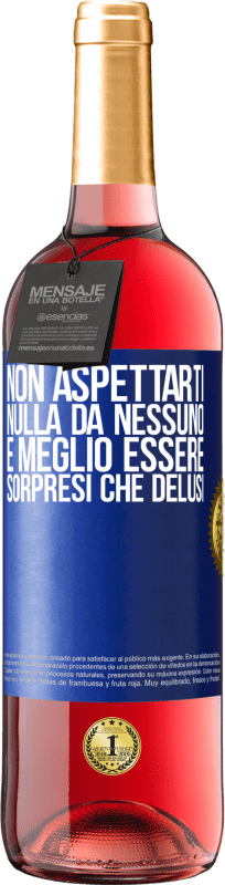 Spedizione Gratuita | Vino rosato Edizione ROSÉ Non aspettarti nulla da nessuno. È meglio essere sorpresi che delusi Etichetta Blu. Etichetta personalizzabile Vino giovane Raccogliere 2023 Tempranillo