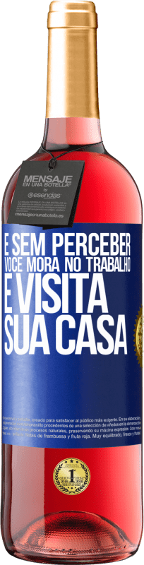 29,95 € | Vinho rosé Edição ROSÉ E sem perceber, você mora no trabalho e visita sua casa Etiqueta Azul. Etiqueta personalizável Vinho jovem Colheita 2024 Tempranillo