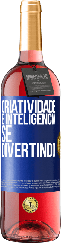 29,95 € Envio grátis | Vinho rosé Edição ROSÉ Criatividade é inteligência se divertindo Etiqueta Azul. Etiqueta personalizável Vinho jovem Colheita 2023 Tempranillo