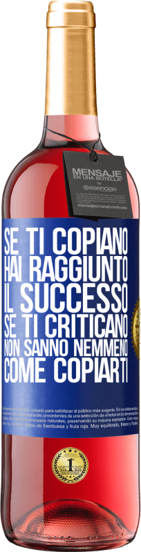 29,95 € Spedizione Gratuita | Vino rosato Edizione ROSÉ Se ti copiano, hai raggiunto il successo. Se ti criticano, non sanno nemmeno come copiarti Etichetta Blu. Etichetta personalizzabile Vino giovane Raccogliere 2025 Tempranillo