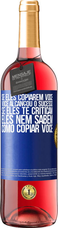 29,95 € Envio grátis | Vinho rosé Edição ROSÉ Se eles copiarem você, você alcançou o sucesso. Se eles te criticam, eles nem sabem como copiar você Etiqueta Azul. Etiqueta personalizável Vinho jovem Colheita 2024 Tempranillo