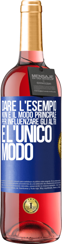 Spedizione Gratuita | Vino rosato Edizione ROSÉ Dare l'esempio non è il modo principale per influenzare gli altri è l'unico modo Etichetta Blu. Etichetta personalizzabile Vino giovane Raccogliere 2023 Tempranillo