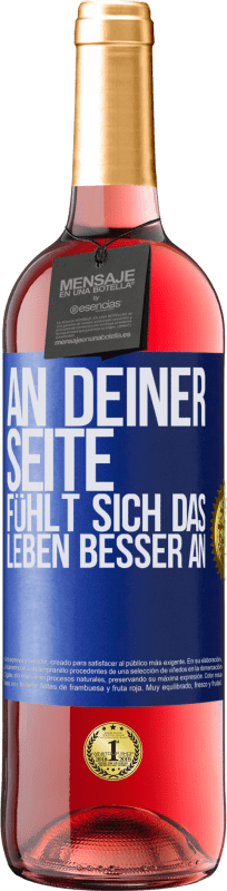 29,95 € Kostenloser Versand | Roséwein ROSÉ Ausgabe An deiner Seite fühlt sich das Leben besser an Blaue Markierung. Anpassbares Etikett Junger Wein Ernte 2025 Tempranillo