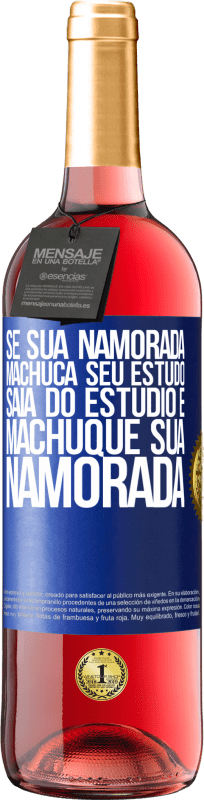 29,95 € Envio grátis | Vinho rosé Edição ROSÉ Se sua namorada machuca seu estudo, saia do estúdio e machuque sua namorada Etiqueta Azul. Etiqueta personalizável Vinho jovem Colheita 2023 Tempranillo