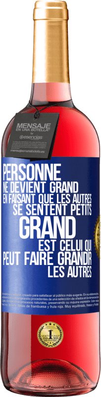 29,95 € | Vin rosé Édition ROSÉ Personne ne devient grand en faisant que les autres se sentent petits. Grand est celui qui peut faire grandir les autres Étiquette Bleue. Étiquette personnalisable Vin jeune Récolte 2024 Tempranillo