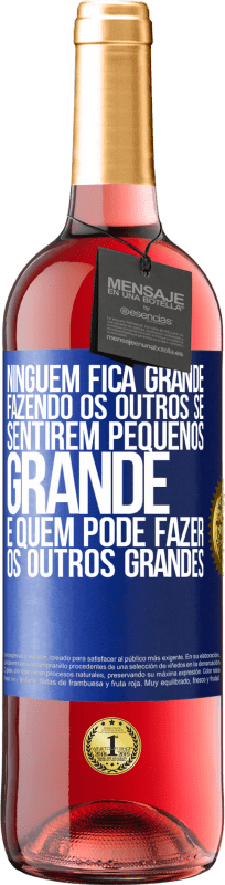 29,95 € | Vinho rosé Edição ROSÉ Ninguém fica grande fazendo os outros se sentirem pequenos. Grande é quem pode fazer os outros grandes Etiqueta Azul. Etiqueta personalizável Vinho jovem Colheita 2024 Tempranillo