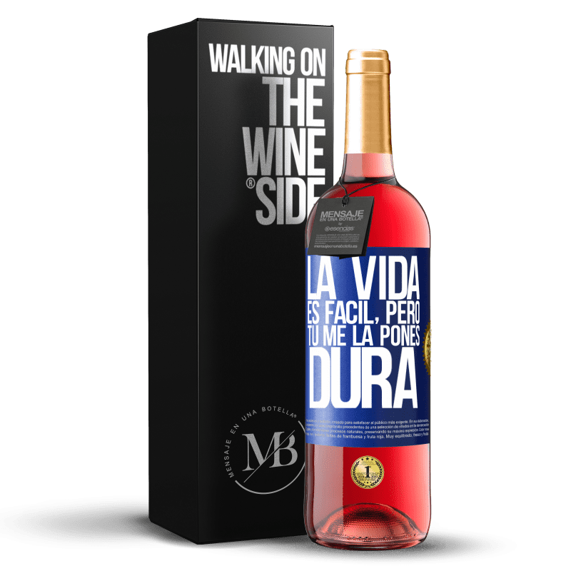 29,95 € Envío gratis | Vino Rosado Edición ROSÉ La vida es fácil, pero tú me la pones dura Etiqueta Azul. Etiqueta personalizable Vino joven Cosecha 2024 Tempranillo