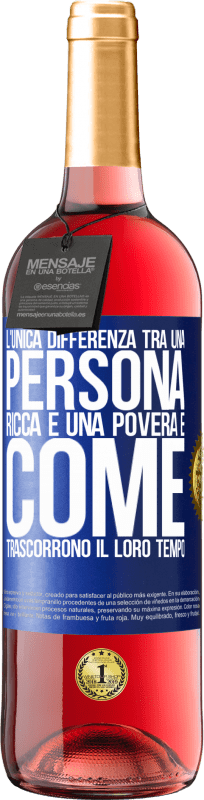 29,95 € | Vino rosato Edizione ROSÉ L'unica differenza tra una persona ricca e una povera è come trascorrono il loro tempo Etichetta Blu. Etichetta personalizzabile Vino giovane Raccogliere 2024 Tempranillo