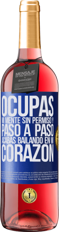 29,95 € | Vino Rosado Edición ROSÉ Ocupas mi mente sin permiso y paso a paso, acabas bailando en mi corazón Etiqueta Azul. Etiqueta personalizable Vino joven Cosecha 2023 Tempranillo