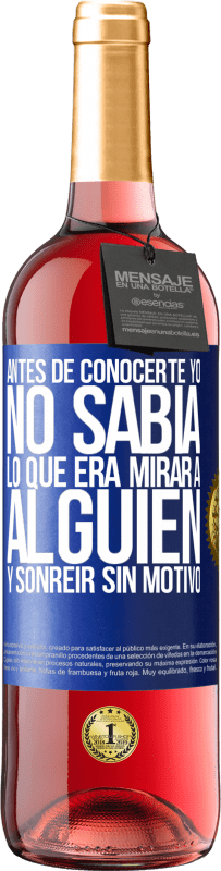 29,95 € Envío gratis | Vino Rosado Edición ROSÉ Antes de conocerte, yo no sabía lo que era mirar a alguien y sonreir sin motivo Etiqueta Azul. Etiqueta personalizable Vino joven Cosecha 2025 Tempranillo