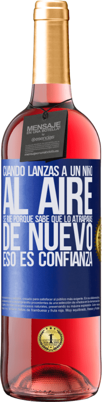 29,95 € Envío gratis | Vino Rosado Edición ROSÉ Cuando lanzas a un niño al aire, se ríe porque sabe que lo atraparás de nuevo. ESO ES CONFIANZA Etiqueta Azul. Etiqueta personalizable Vino joven Cosecha 2025 Tempranillo