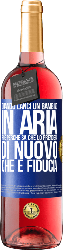 29,95 € | Vino rosato Edizione ROSÉ Quando lanci un bambino in aria, ride perché sa che lo prenderai di nuovo. CHE È FIDUCIA Etichetta Blu. Etichetta personalizzabile Vino giovane Raccogliere 2024 Tempranillo