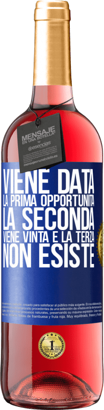 29,95 € Spedizione Gratuita | Vino rosato Edizione ROSÉ Viene data la prima opportunità, la seconda viene vinta e la terza non esiste Etichetta Blu. Etichetta personalizzabile Vino giovane Raccogliere 2025 Tempranillo