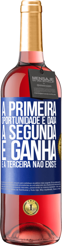 29,95 € Envio grátis | Vinho rosé Edição ROSÉ A primeira oportunidade é dada, a segunda é ganha e a terceira não existe Etiqueta Azul. Etiqueta personalizável Vinho jovem Colheita 2025 Tempranillo