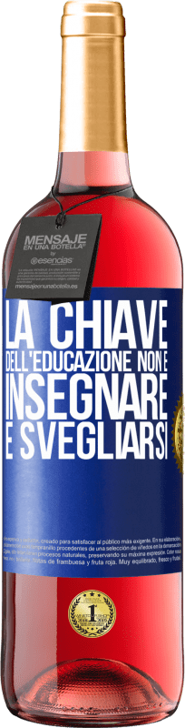 29,95 € Spedizione Gratuita | Vino rosato Edizione ROSÉ La chiave dell'educazione non è insegnare, è svegliarsi Etichetta Blu. Etichetta personalizzabile Vino giovane Raccogliere 2025 Tempranillo