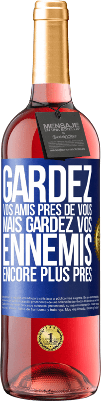 29,95 € | Vin rosé Édition ROSÉ Gardez vos amis près de vous, mais gardez vos ennemis encore plus près Étiquette Bleue. Étiquette personnalisable Vin jeune Récolte 2024 Tempranillo