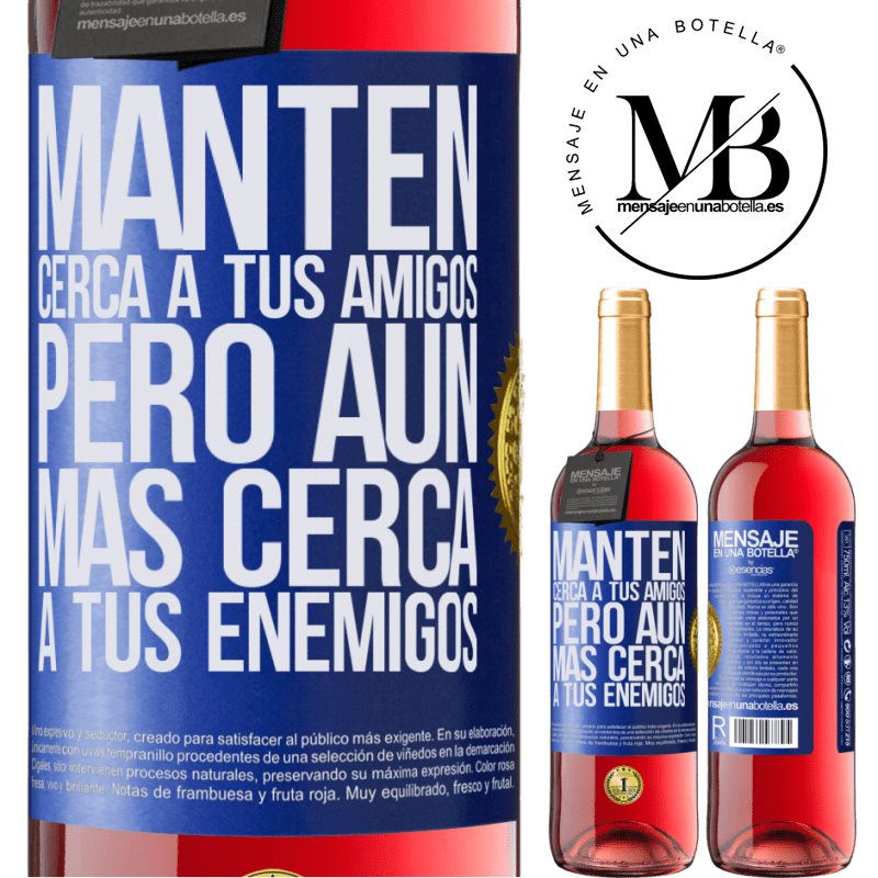 29,95 € Envío gratis | Vino Rosado Edición ROSÉ Mantén cerca a tus amigos, pero aún más cerca a tus enemigos Etiqueta Azul. Etiqueta personalizable Vino joven Cosecha 2023 Tempranillo