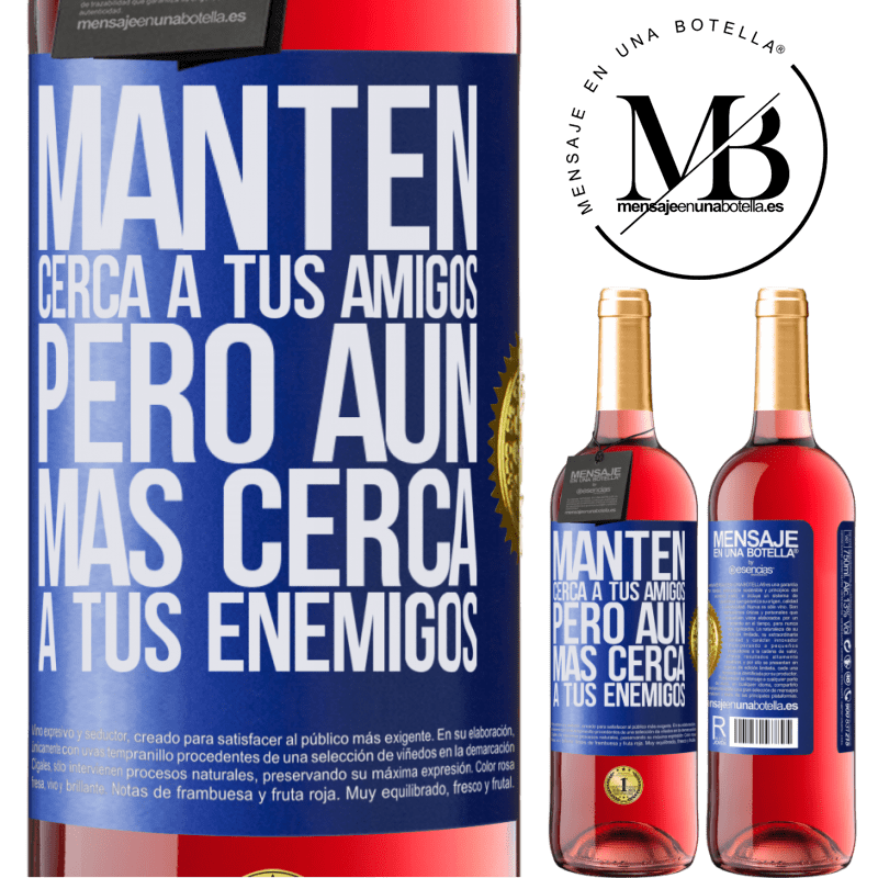 29,95 € Envío gratis | Vino Rosado Edición ROSÉ Mantén cerca a tus amigos, pero aún más cerca a tus enemigos Etiqueta Azul. Etiqueta personalizable Vino joven Cosecha 2025 Tempranillo