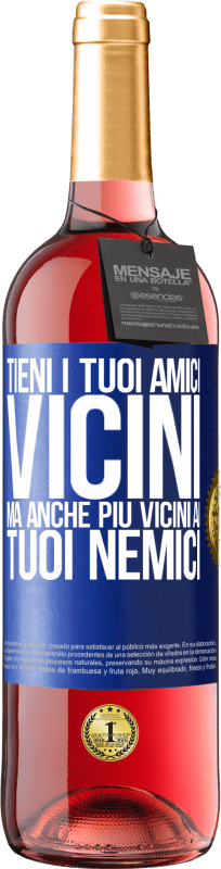 29,95 € | Vino rosato Edizione ROSÉ Tieni i tuoi amici vicini, ma anche più vicini ai tuoi nemici Etichetta Blu. Etichetta personalizzabile Vino giovane Raccogliere 2024 Tempranillo