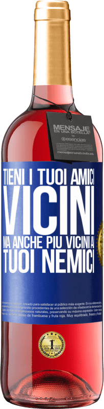 29,95 € Spedizione Gratuita | Vino rosato Edizione ROSÉ Tieni i tuoi amici vicini, ma anche più vicini ai tuoi nemici Etichetta Blu. Etichetta personalizzabile Vino giovane Raccogliere 2025 Tempranillo