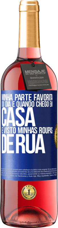 29,95 € Envio grátis | Vinho rosé Edição ROSÉ Minha parte favorita do dia é quando chego em casa e visto minhas roupas de rua Etiqueta Azul. Etiqueta personalizável Vinho jovem Colheita 2024 Tempranillo