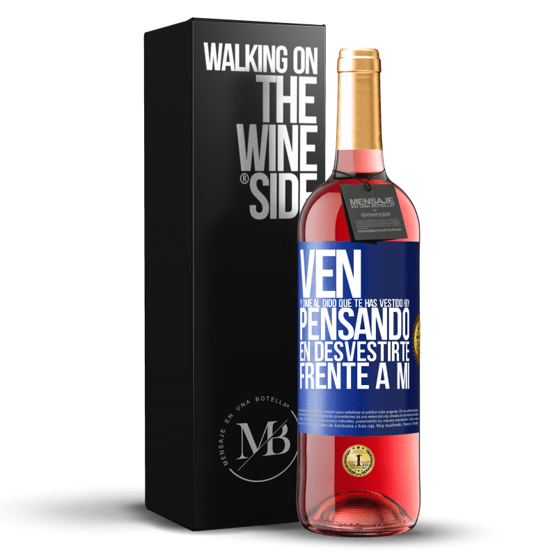 29,95 € Envío gratis | Vino Rosado Edición ROSÉ Ven y dime al oído que te has vestido hoy pensando en desvestirte frente a mi Etiqueta Azul. Etiqueta personalizable Vino joven Cosecha 2024 Tempranillo