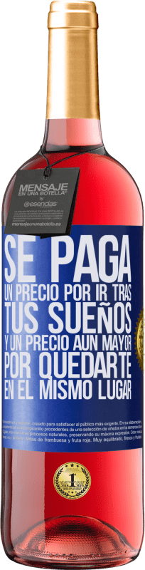 29,95 € Envío gratis | Vino Rosado Edición ROSÉ Se paga un precio por ir tras tus sueños, y un precio aún mayor por quedarte en el mismo lugar Etiqueta Azul. Etiqueta personalizable Vino joven Cosecha 2024 Tempranillo