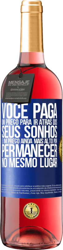 29,95 € | Vinho rosé Edição ROSÉ Você paga um preço para ir atrás dos seus sonhos e um preço ainda mais alto por permanecer no mesmo lugar Etiqueta Azul. Etiqueta personalizável Vinho jovem Colheita 2024 Tempranillo