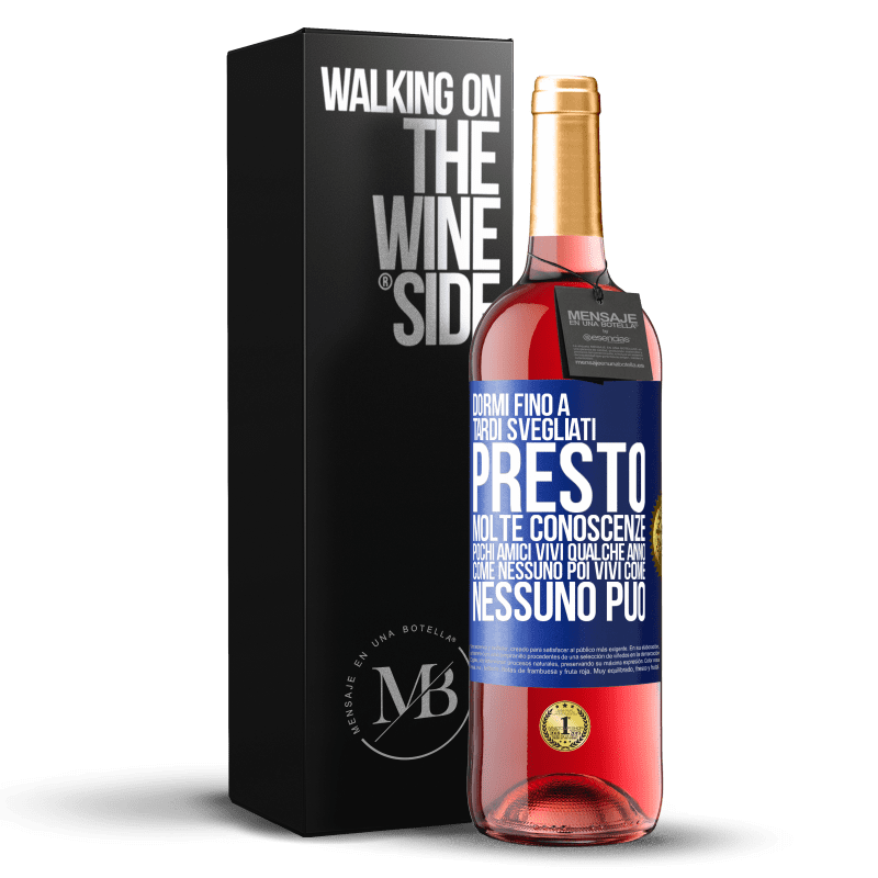 29,95 € Spedizione Gratuita | Vino rosato Edizione ROSÉ Dormi fino a tardi, svegliati presto. Molte conoscenze, pochi amici. Vivi qualche anno come nessuno, poi vivi come nessuno Etichetta Blu. Etichetta personalizzabile Vino giovane Raccogliere 2024 Tempranillo