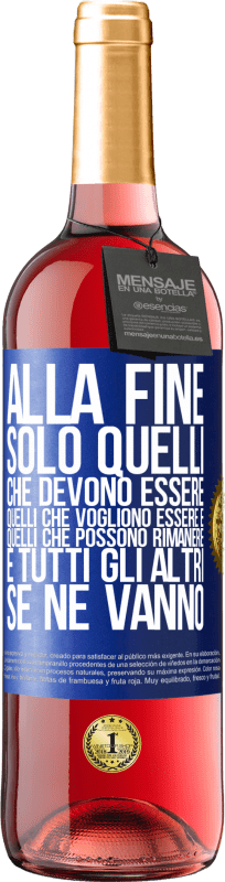 Spedizione Gratuita | Vino rosato Edizione ROSÉ Alla fine, solo quelli che devono essere, quelli che vogliono essere e quelli che possono rimanere. E tutti gli altri se ne Etichetta Blu. Etichetta personalizzabile Vino giovane Raccogliere 2025 Tempranillo