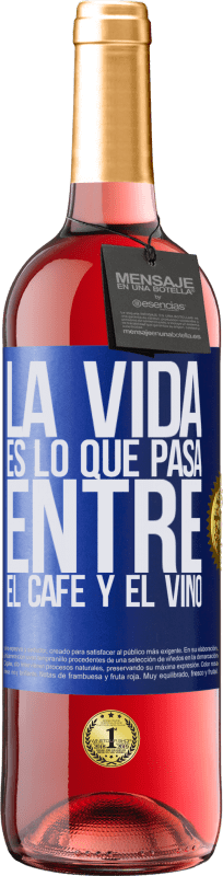 29,95 € Envío gratis | Vino Rosado Edición ROSÉ La vida es lo que pasa entre el café y el vino Etiqueta Azul. Etiqueta personalizable Vino joven Cosecha 2025 Tempranillo