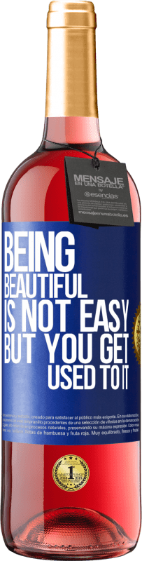 29,95 € | ロゼワイン ROSÉエディション 美しいことは簡単ではありませんが、あなたはそれに慣れる 青いタグ. カスタマイズ可能なラベル 若いワイン 収穫 2023 Tempranillo