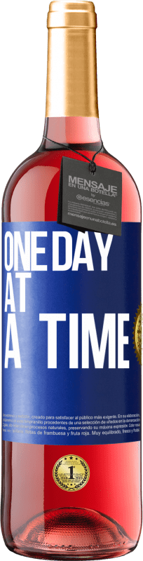 29,95 € Free Shipping | Rosé Wine ROSÉ Edition One day at a time Blue Label. Customizable label Young wine Harvest 2022 Tempranillo