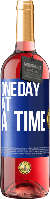 29,95 € Free Shipping | Rosé Wine ROSÉ Edition One day at a time Blue Label. Customizable label Young wine Harvest 2025 Tempranillo