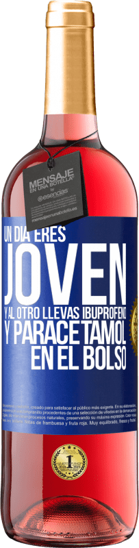 29,95 € | Vino Rosado Edición ROSÉ Un día eres joven y al otro llevas ibuprofeno y paracetamol en el bolso Etiqueta Azul. Etiqueta personalizable Vino joven Cosecha 2024 Tempranillo