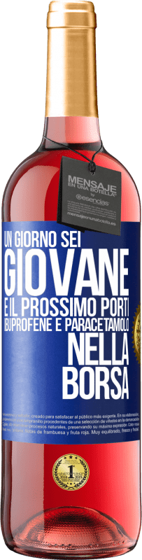 29,95 € Spedizione Gratuita | Vino rosato Edizione ROSÉ Un giorno sei giovane e il prossimo porti ibuprofene e paracetamolo nella borsa Etichetta Blu. Etichetta personalizzabile Vino giovane Raccogliere 2025 Tempranillo