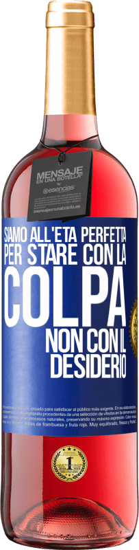29,95 € Spedizione Gratuita | Vino rosato Edizione ROSÉ Siamo all'età perfetta, per stare con la colpa, non con il desiderio Etichetta Blu. Etichetta personalizzabile Vino giovane Raccogliere 2025 Tempranillo