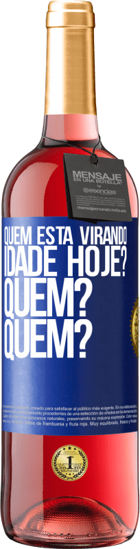29,95 € Envio grátis | Vinho rosé Edição ROSÉ Quem está virando idade hoje? Quem? Quem? Etiqueta Azul. Etiqueta personalizável Vinho jovem Colheita 2025 Tempranillo