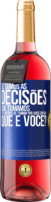 Envio grátis | Vinho rosé Edição ROSÉ Se somos as decisões que tomamos e os outros as tomam por você, então o que é você? Etiqueta Azul. Etiqueta personalizável Vinho jovem Colheita 2023 Tempranillo