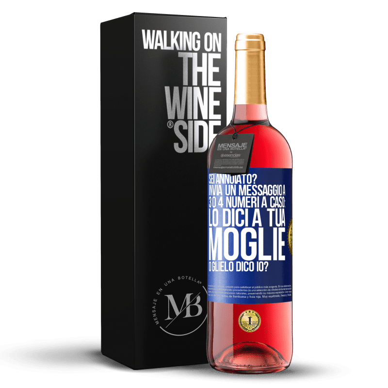 29,95 € Spedizione Gratuita | Vino rosato Edizione ROSÉ Sei annoiato Invia un messaggio a 3 o 4 numeri a caso: lo dici a tua moglie o glielo dico io? Etichetta Blu. Etichetta personalizzabile Vino giovane Raccogliere 2023 Tempranillo