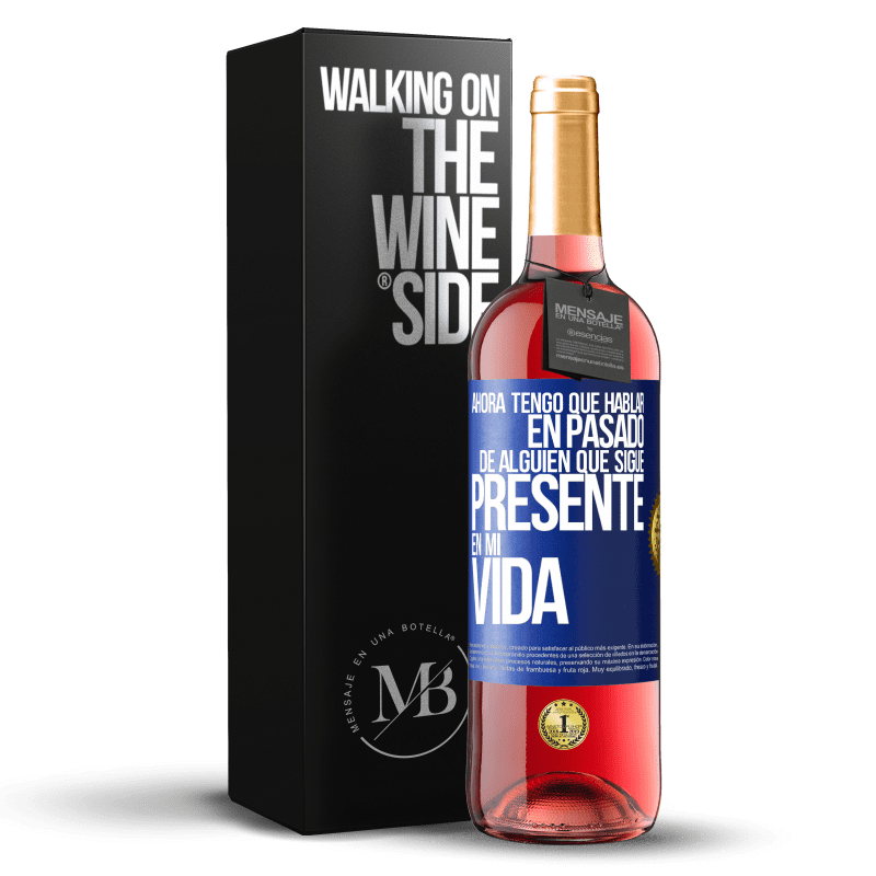 29,95 € Envío gratis | Vino Rosado Edición ROSÉ Ahora tengo que hablar en pasado de alguien que sigue presente en mi vida Etiqueta Azul. Etiqueta personalizable Vino joven Cosecha 2023 Tempranillo