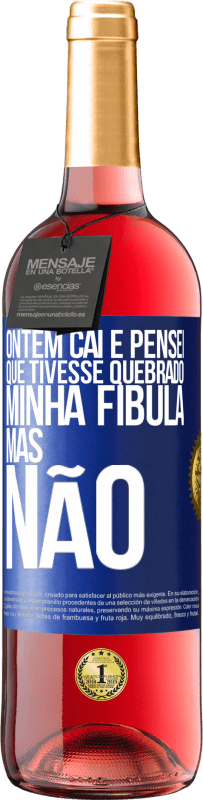 29,95 € | Vinho rosé Edição ROSÉ Ontem caí e pensei que tivesse quebrado minha fíbula. Mas não Etiqueta Azul. Etiqueta personalizável Vinho jovem Colheita 2023 Tempranillo