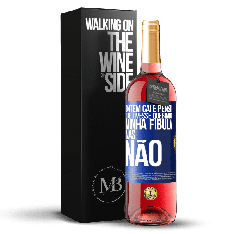 29,95 € Envio grátis | Vinho rosé Edição ROSÉ Ontem caí e pensei que tivesse quebrado minha fíbula. Mas não Etiqueta Azul. Etiqueta personalizável Vinho jovem Colheita 2023 Tempranillo