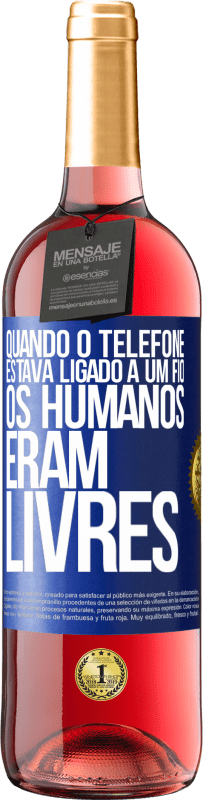 Envio grátis | Vinho rosé Edição ROSÉ Quando o telefone estava ligado a um fio, os humanos eram livres Etiqueta Azul. Etiqueta personalizável Vinho jovem Colheita 2023 Tempranillo