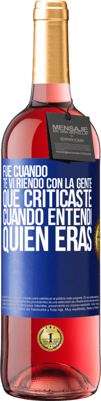 Envío gratis | Vino Rosado Edición ROSÉ Fue cuando te vi riendo con la gente que criticaste, cuando entendí quién eras Etiqueta Azul. Etiqueta personalizable Vino joven Cosecha 2023 Tempranillo